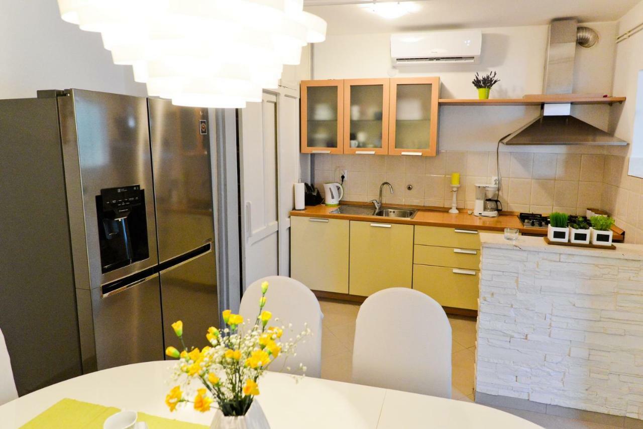 Apartman Modric Hotel Zara Esterno foto