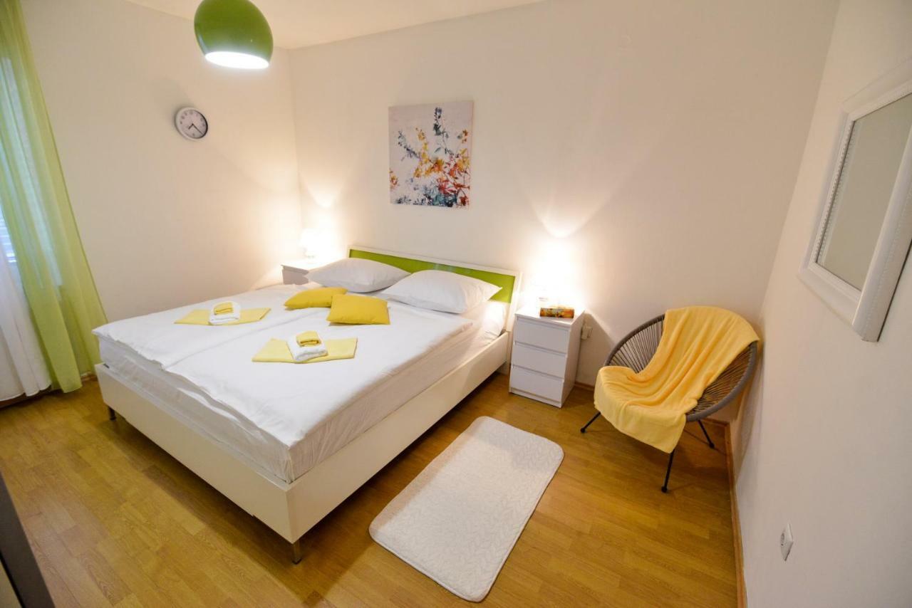 Apartman Modric Hotel Zara Esterno foto