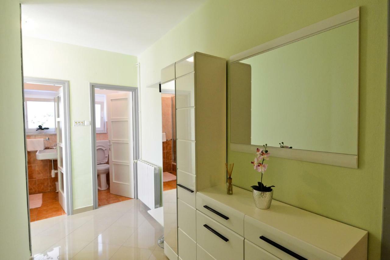 Apartman Modric Hotel Zara Esterno foto