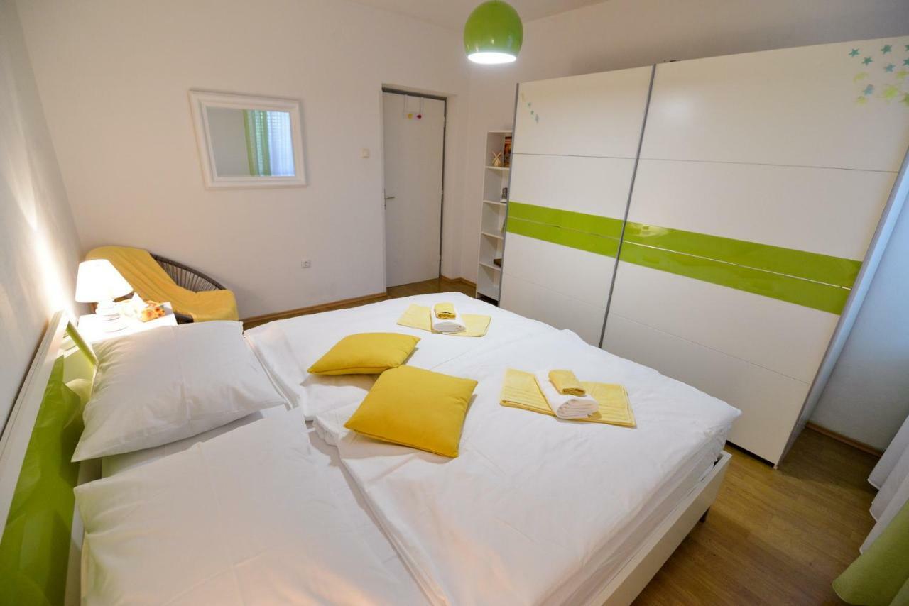 Apartman Modric Hotel Zara Esterno foto