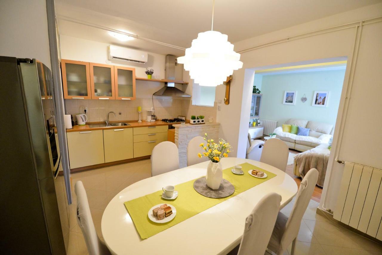 Apartman Modric Hotel Zara Esterno foto