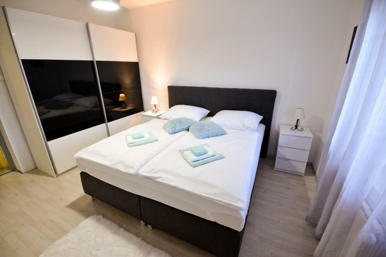 Apartman Modric Hotel Zara Esterno foto